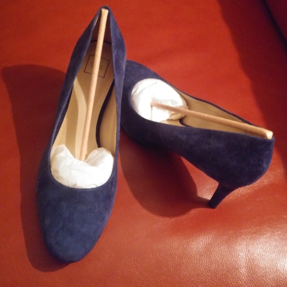 Lord & Taylor Beautiful Blue Suede Pumps - Picture 2 of 8